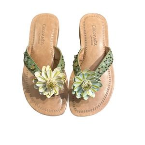 Women’s Coconuts by Matisse Flower Sandals Flip Flops  Size 6